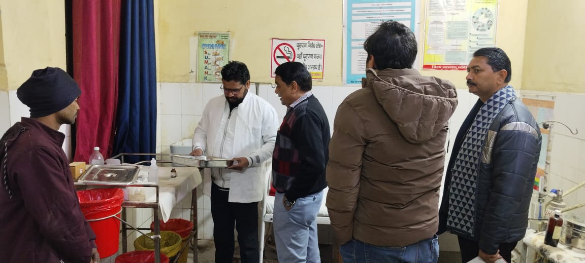 मैनपुरी में मुख्य चिकित्सा अधिकारी डॉ आर सी गुप्ता ने सामुदायिक स्वास्थ्य केंद्र करहल का औचक निरीक्षण किया ?