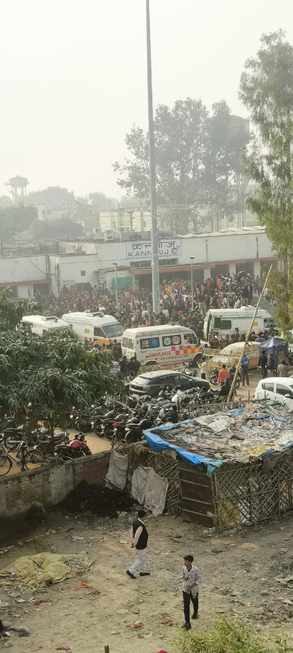 कन्नौज रेलवे स्टेशन पर निर्माणाधीन बिल्डिंग गिरी, मजदूर दबे ?