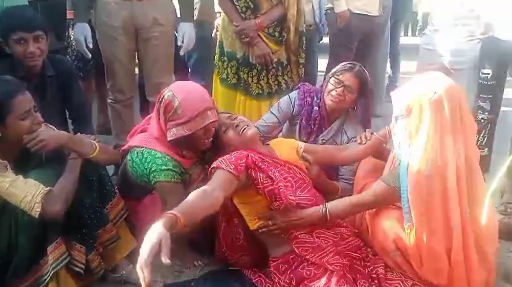 बांदा के ग्राम पंचायत मुंगुसमे रोड क्रॉस करते हुए पैदल जा रहे एक व्यक्ति को तेज रफ्तार ट्रक ने कुचला ?