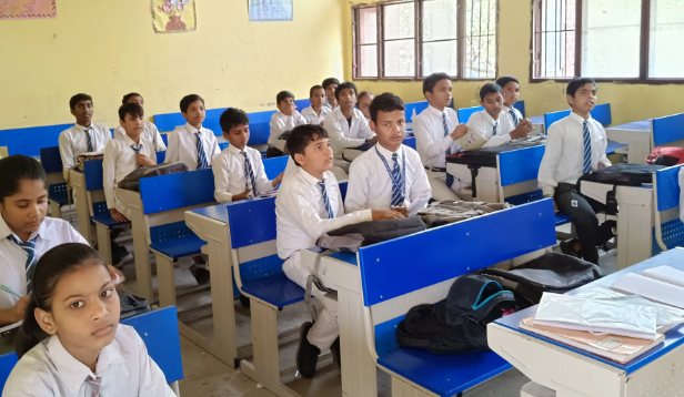पीलीभीत- निजी स्कूलों की मनमानीः शिक्षा का व्यापार, अभिभावकों की जेब पर डाला जा रहा ढाका
