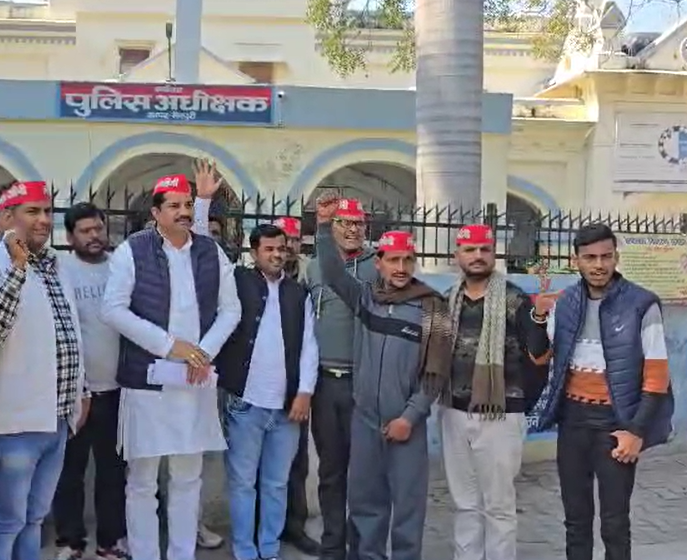 मैनपुरी में समाजवादी पार्टी के नेताओ ने दिया एसपी को ज्ञापन ?