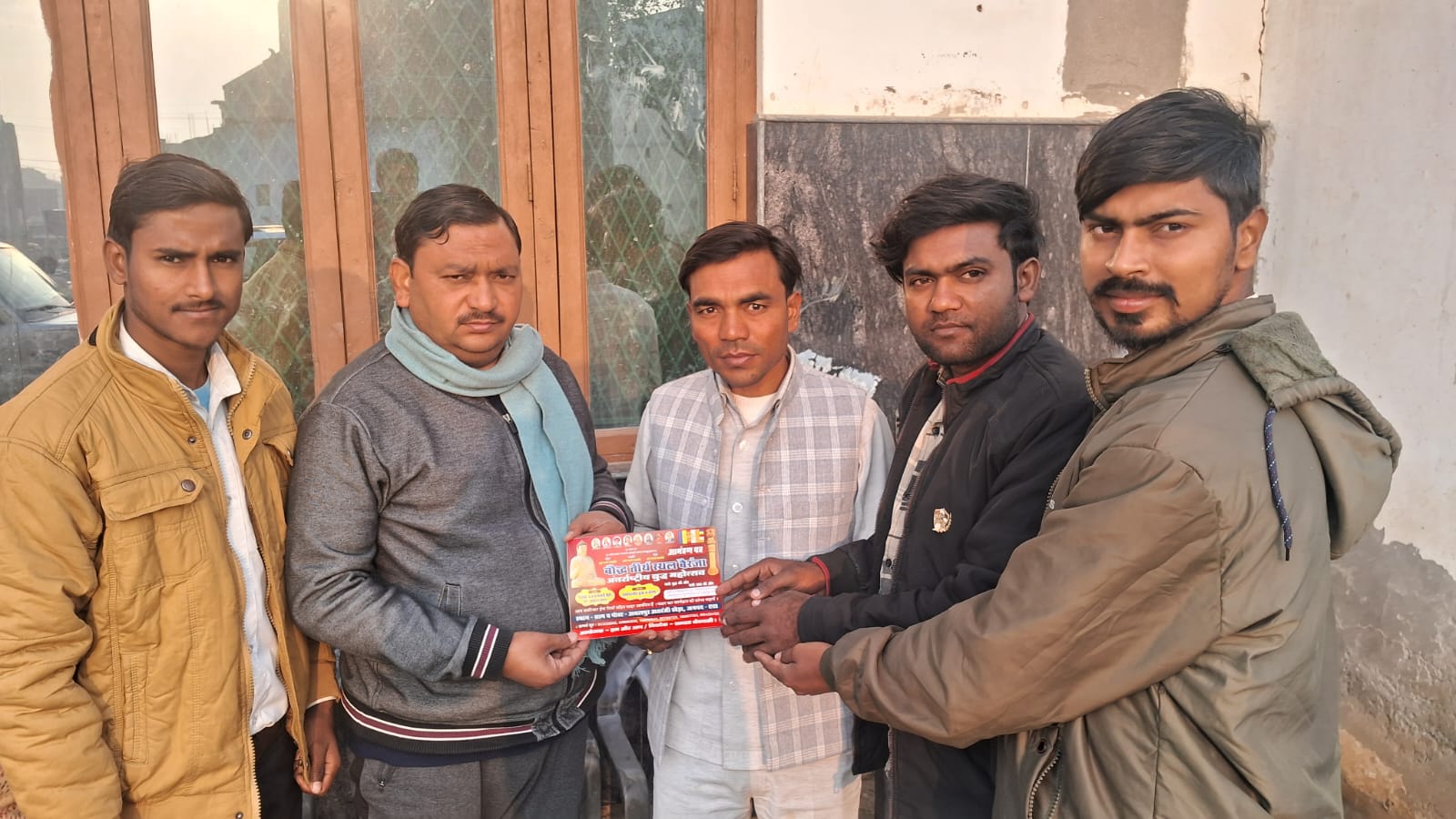 एटा:अंतर्राष्ट्रीय बुद्ध महोत्सव मेले में बैरंजा टीम ने अमापुर विधायक हरिओम वर्मा को किया आमंत्रित।