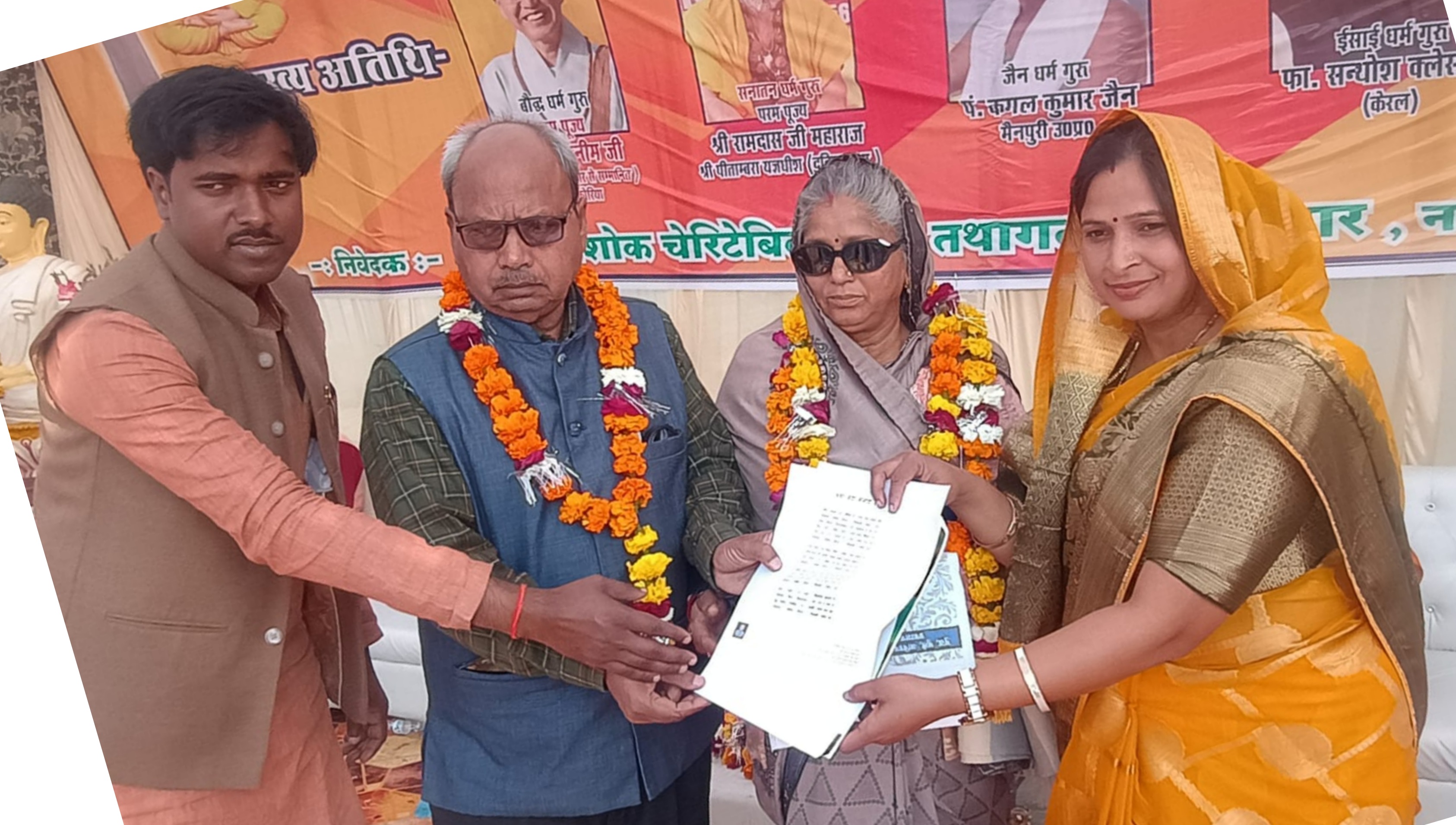 कन्नौज:निर्माणाधीन अशोक स्तंभ पर 105 कविताएं लिखने वाले वरिष्ठ साहित्यकार को किया गया सम्मानित।