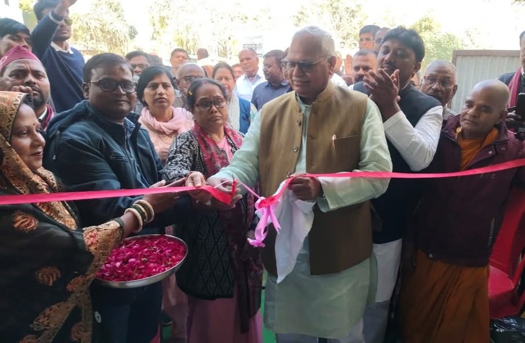 फर्रुखाबाद:बौद्ध नगर में महेंद्र सिंह शाक्य के नवीन प्रतिष्ठान का बाबू सिंह कुशवाहा ने किया उद्घाटन।