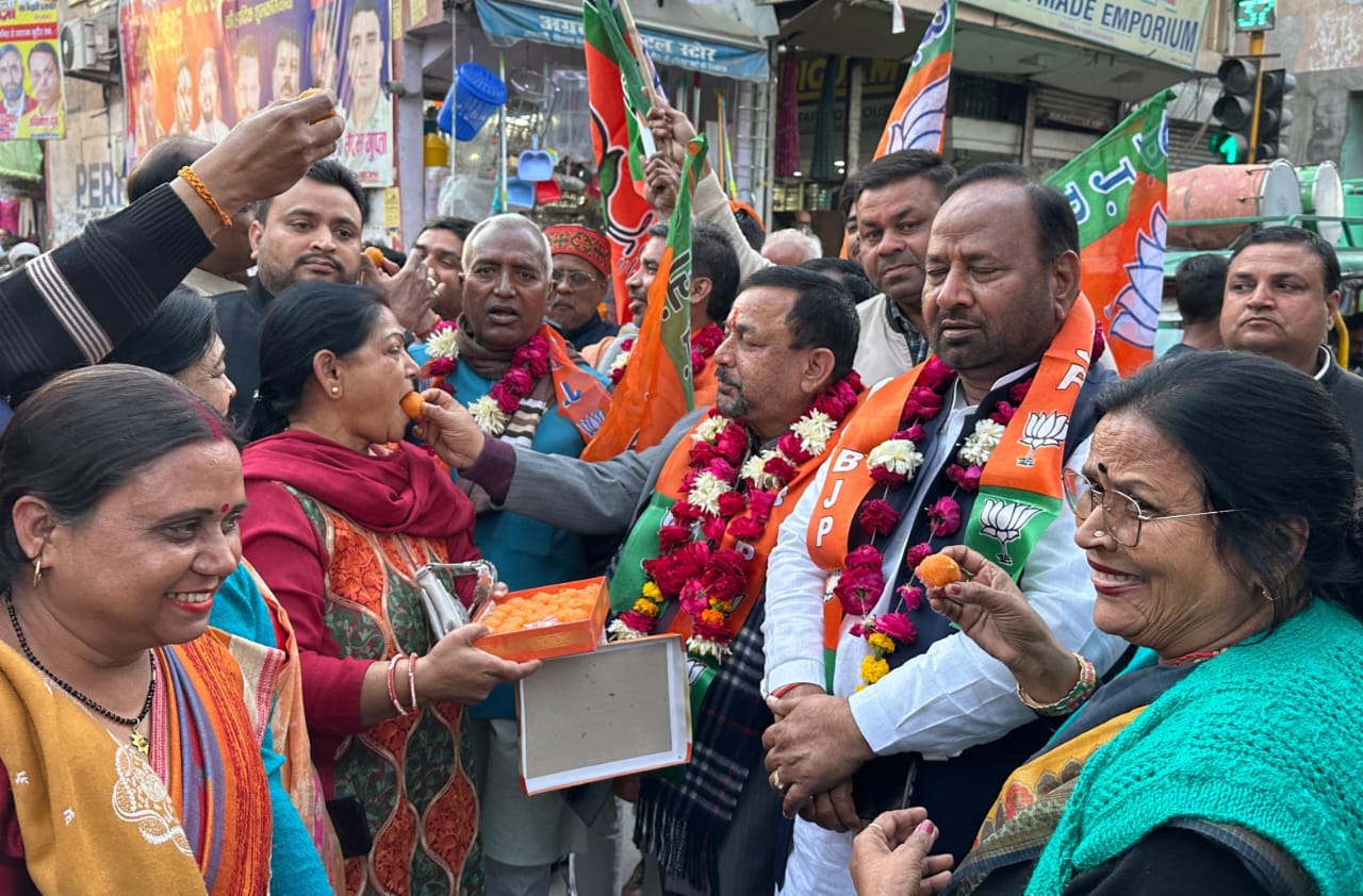 फर्रुखाबाद:दिल्ली में भाजपा को पूर्ण बहुमत मिलने की खुशी में नेताओं ने चौक बाजार में मिठाई खिलाकर मनाया जश्न।