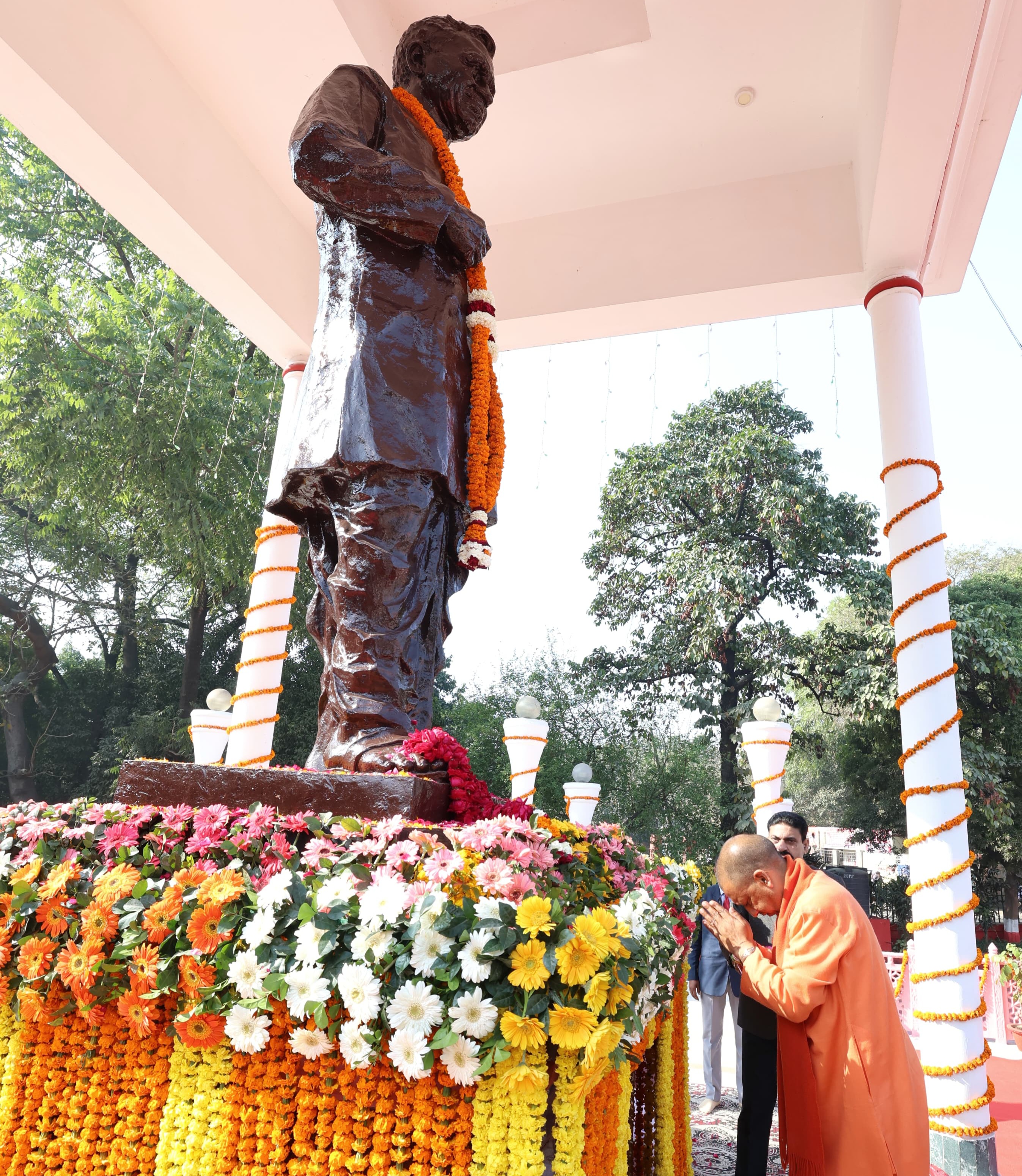 लखनऊ:सीएम ने पंडित दीनदयाल उपाध्याय की पुण्यतिथि पर उनकी प्रतिमा पर पुष्पांजलि अर्पित कर उन्हें श्रद्धांजलि दी।