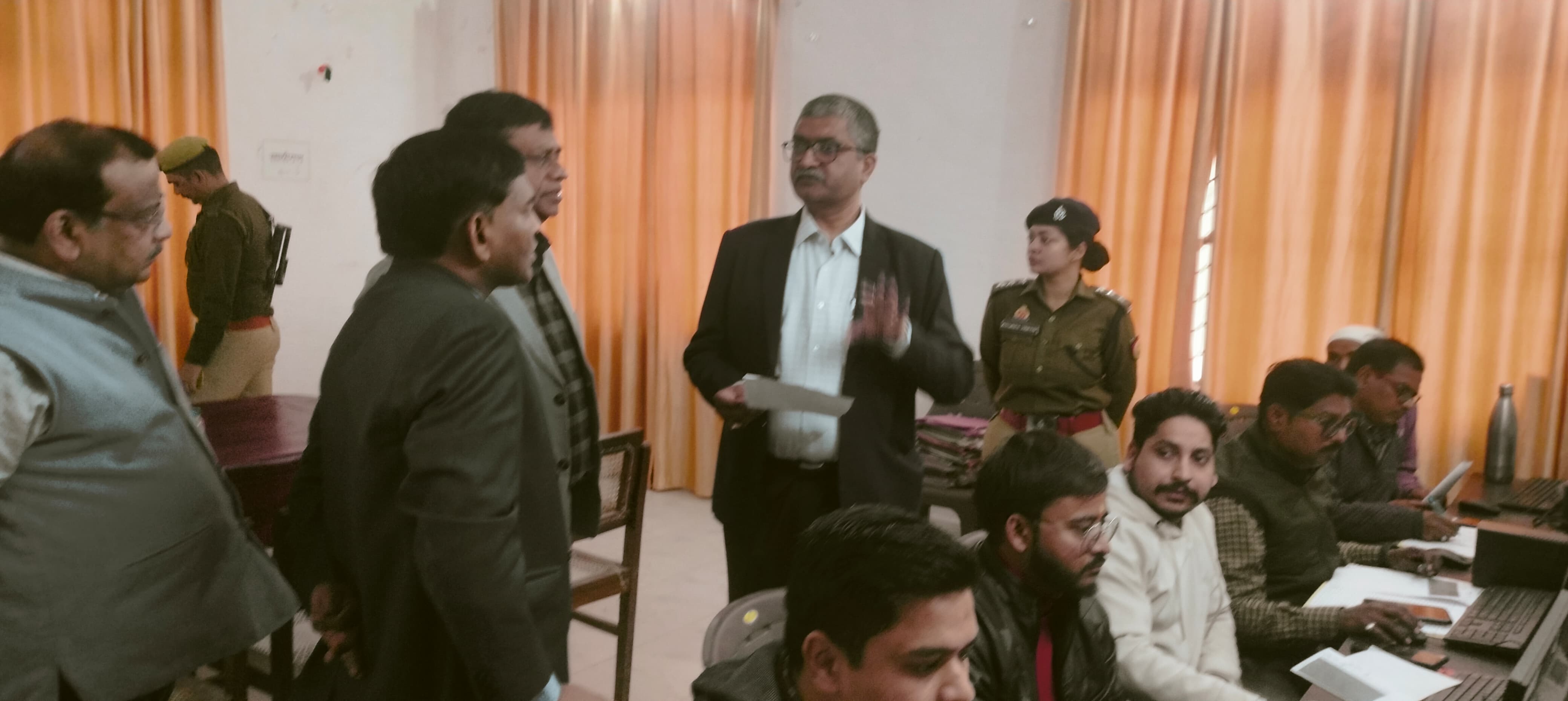 फर्रुखाबाद:डीआईओएस कार्यालय में बनाये गये कंट्रोल रूम का जिलाधिकारी ने किया निरीक्षण।