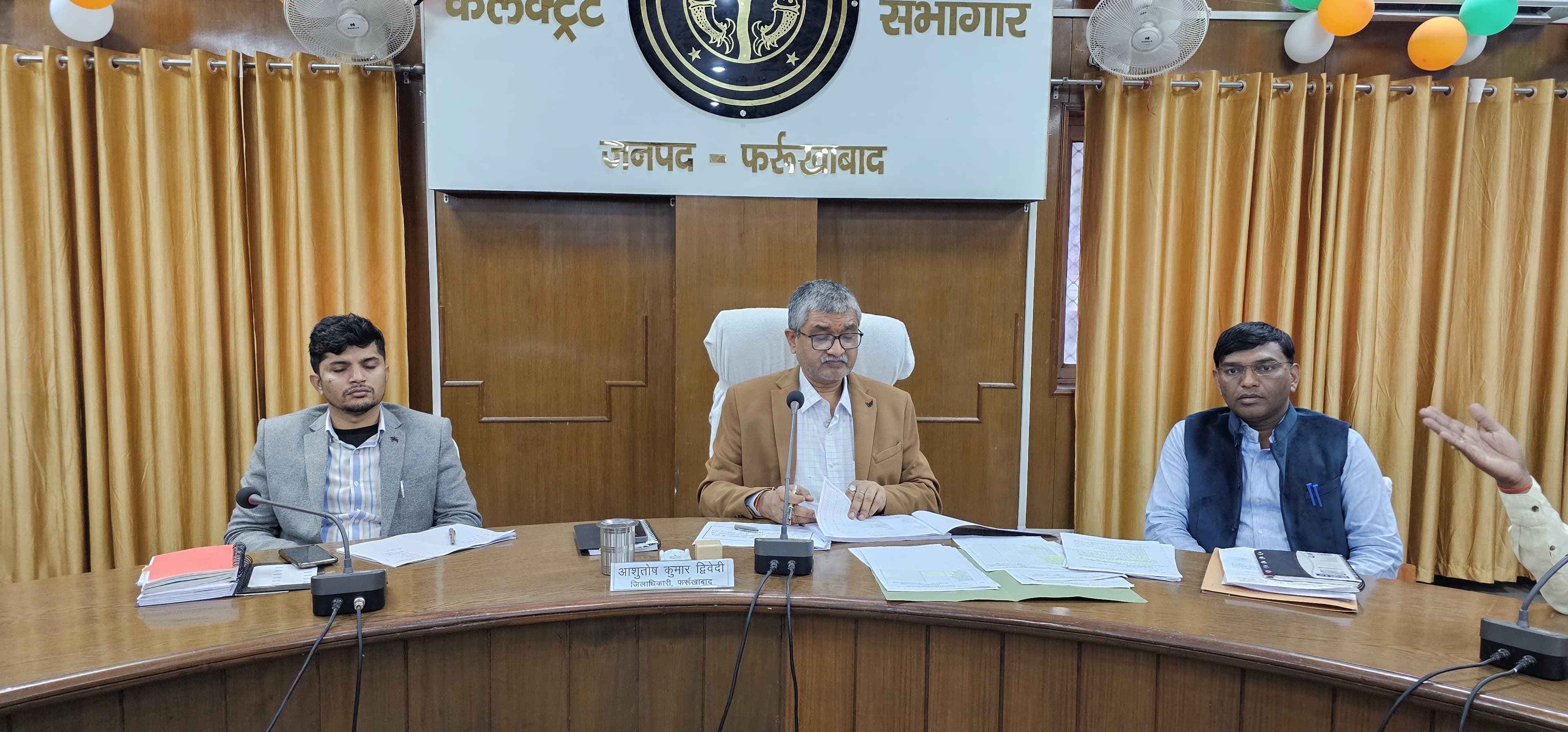 फर्रुखाबाद: डीएम की अध्यक्षता में आईजीआरएस संदर्भों की समीक्षा बैठक में विद्युत विभाग, बीडीओ व ईओ को नोटिस जारी।