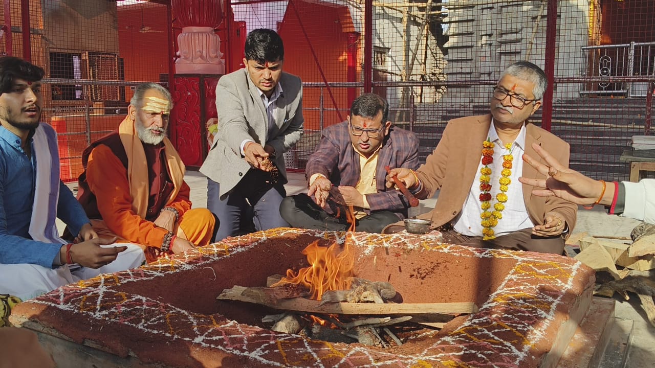 फर्रुखाबाद: बाबा नीबकरोरी धाम के 41वें मूर्ति विग्रह स्थापना दिवस में जिलाधिकारी अखंड पाठ व यज्ञ में हुए शामिल।