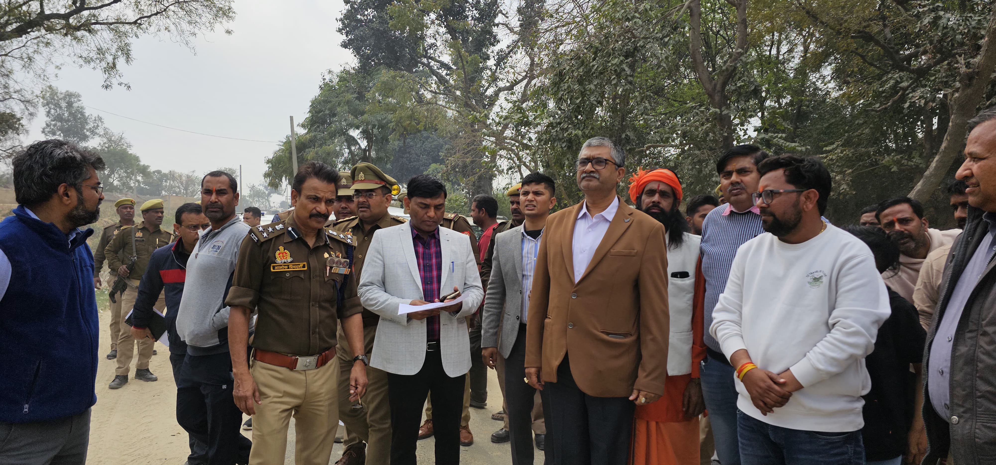 फर्रुखाबाद:जिलाधिकारी व पुलिस अधीक्षक द्वारा महाशिवरात्रि के अवसर पर श्रृंगी ऋषि की तपोस्थली श्रंगीरामपुर में लगने वाले मेले का किया स्थलीय निरीक्षण