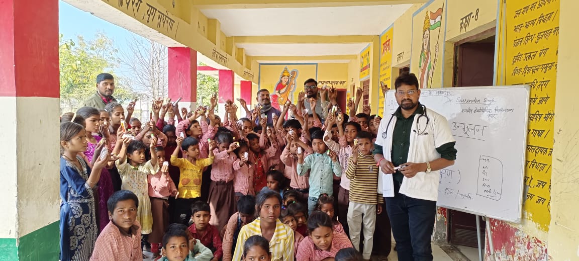 फर्रुखाबाद:तेरा अकबरपुर कंपोजिट विद्यालय में सघन स्वास्थ्य परीक्षण कर छात्रों को मौके पर ही होम्योपैथिक दवा उपलब्ध करवाई गई।