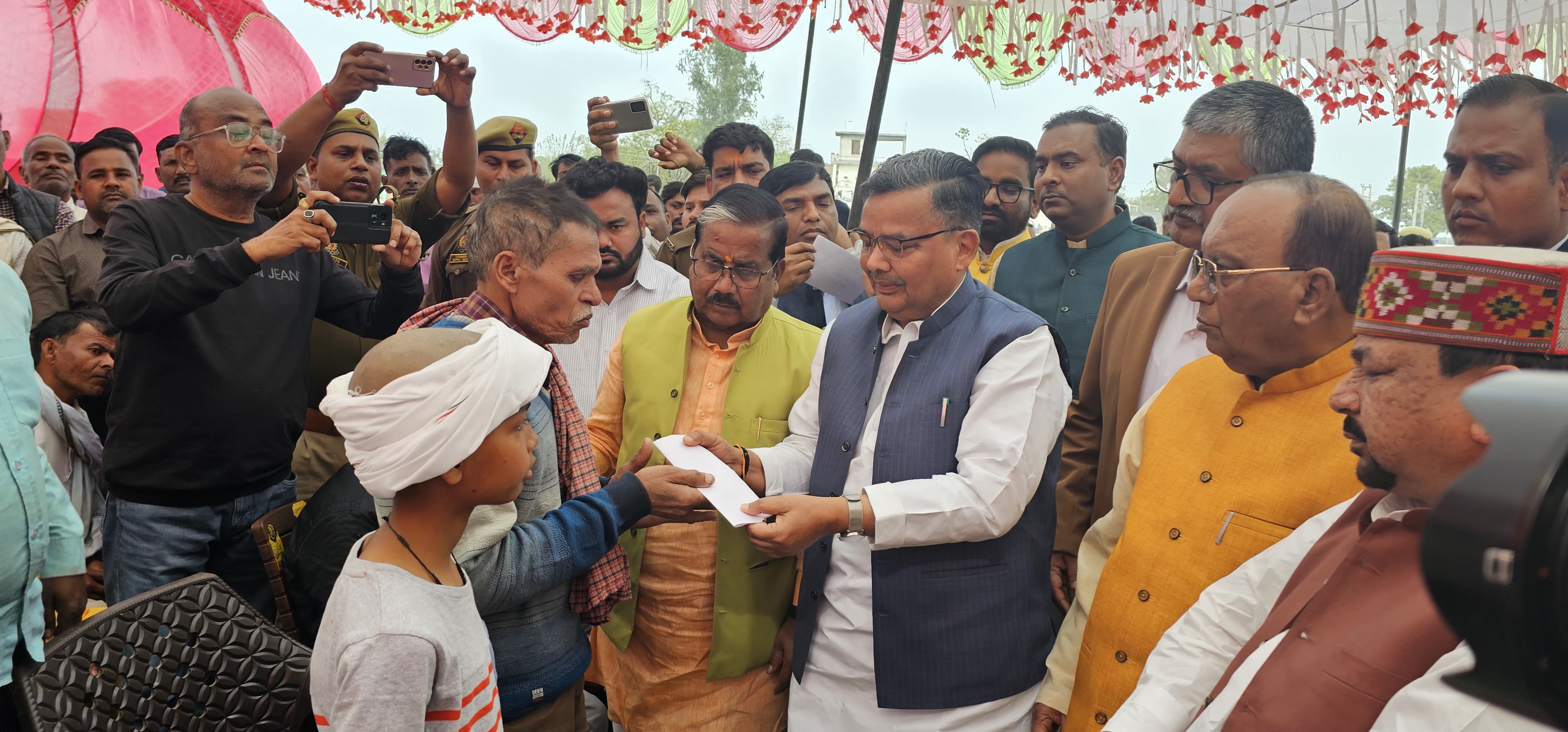 फर्रुखाबाद:शहीद नायब सूबेदार सुनील कुमार की पत्नी को 35 व पिता को 15 लाख अनुदान राशि प्रदान की गई।