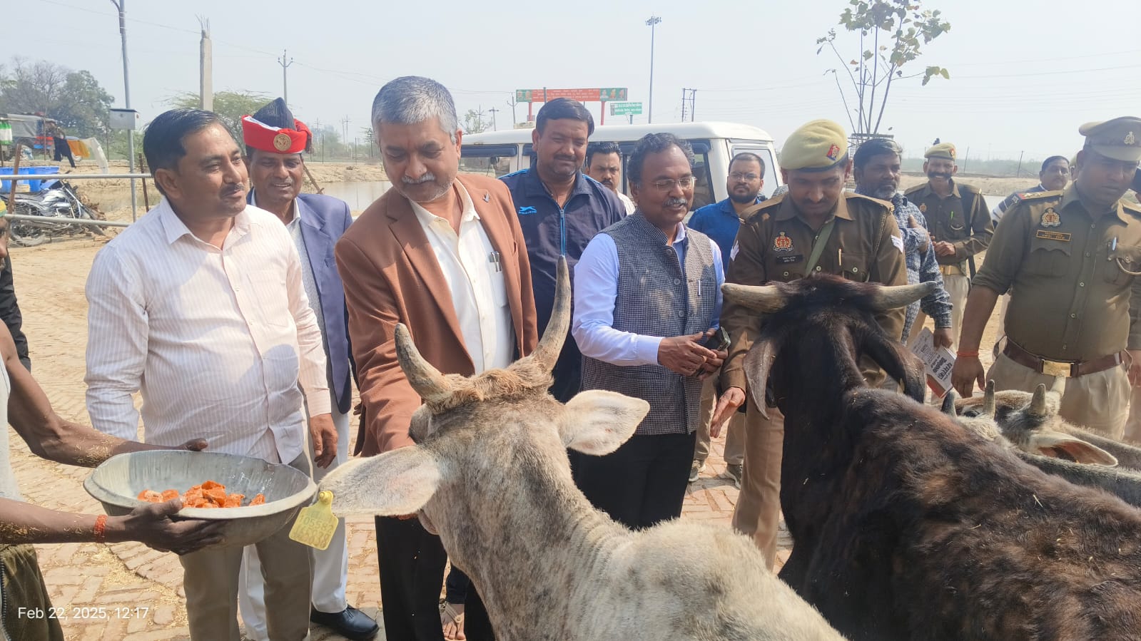 फर्रुखाबाद:जिलाधिकारी ने नगर पंचायत खिमसेपुर में नगला बाग रठेरा स्थिति अस्थाई गौशाला का किया निरीक्षण।