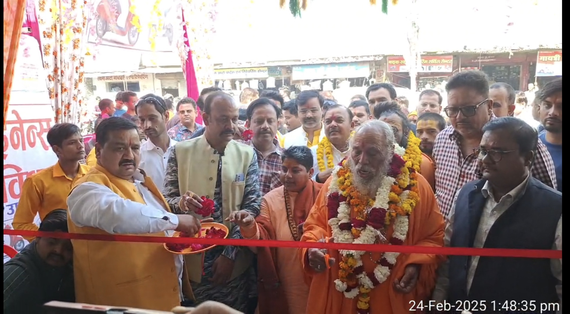 फर्रुखाबाद:महामंडलेश्वर ब्रहार्षि स्वामी विद्यानंद सरस्वती जी महाराज ने यस.यस. मोटर्स का फीता काटकर किया उद्घाटन।