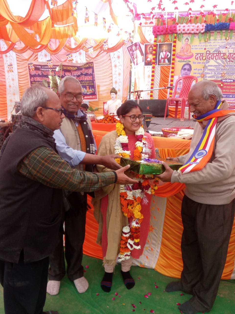 कन्नौज:दीप्ति का स्टाफ नर्स पद पर चयन होने पर पुष्प माल्यार्पण, शॉल, पंचशील पट्टिका तथा भगवान बुद्ध का मोमेंटो देकर सम्मानित भी किया।