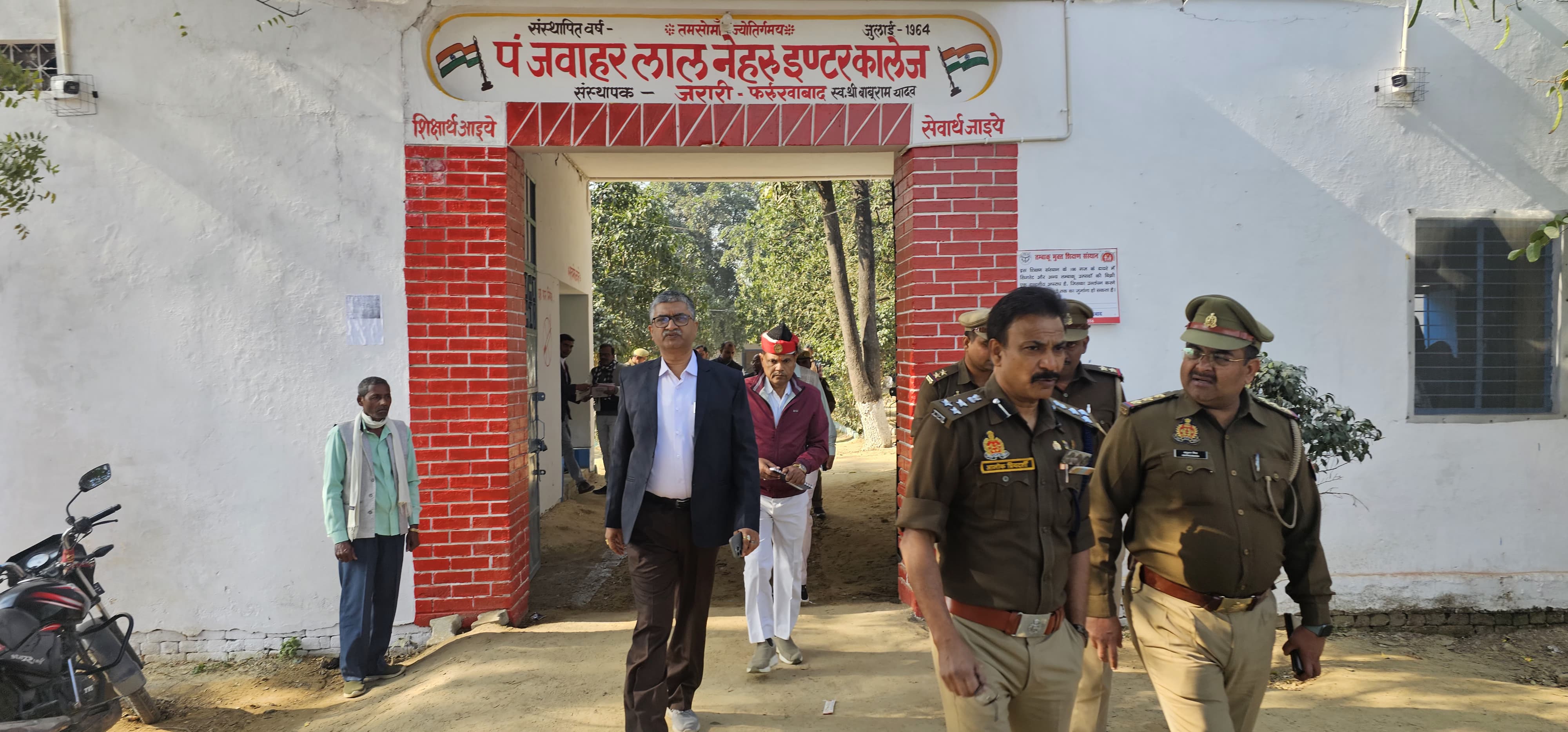 फर्रुखाबाद: डीएम व एसपी ने परीक्षा केंद्रों का निरीक्षण व केंद्र व्यवस्थापक को नकलबिहीन परीक्षा संपन्न कराने के दिये निर्देश।