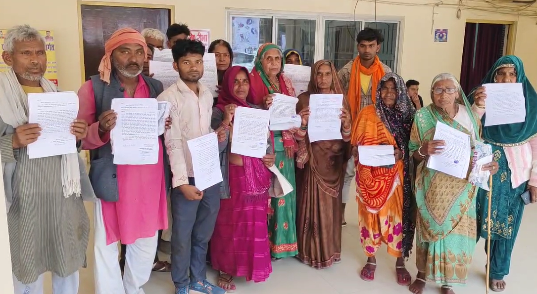 बांदा : जिलाधिकारी को लिखित शिकायतपत्र देकर प्रधानमंत्री आवास अपात्रों के नाम बनाये जा रहे हैं रोकने एवं समिति गठित कर जांच करवाने की मांग की है