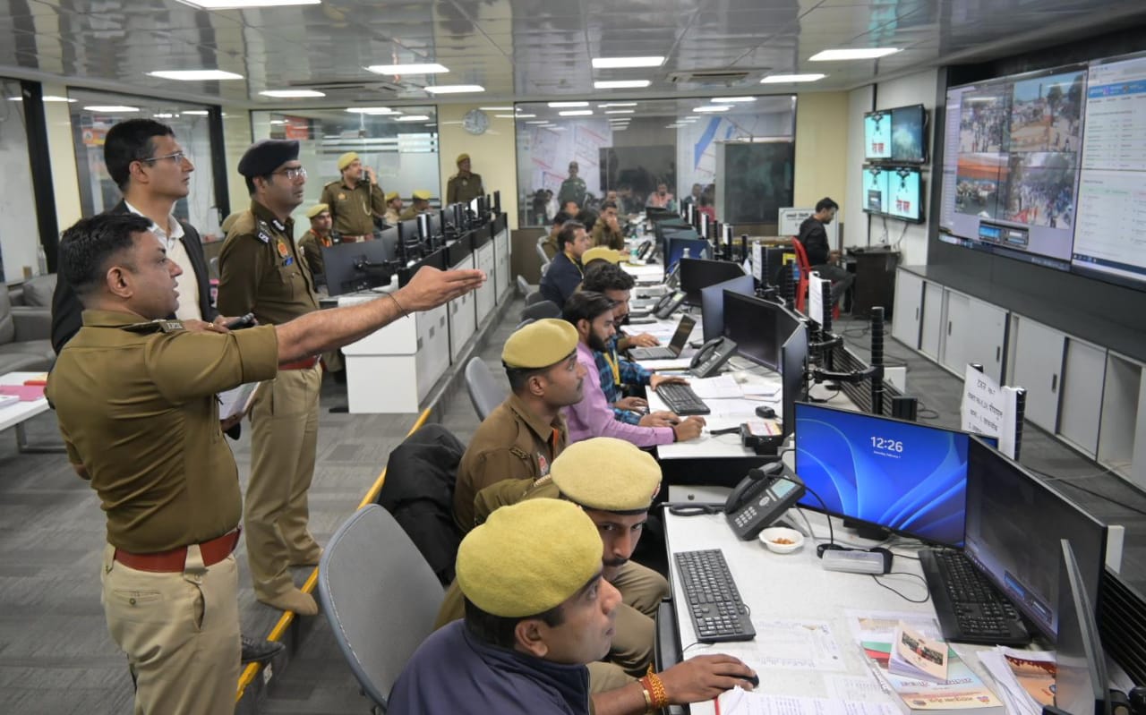 प्रयागराज: बसंत पंचमी स्नान पर्व के दृष्टिगत पुलिस आयुक्त प्रयागराज एवं मंडलायुक्त प्रयागराज द्वारा मेला प्राधिकरण स्थित ICCC से मेला की सुरक्षा व्यवस्था का निरीक्षण किया।