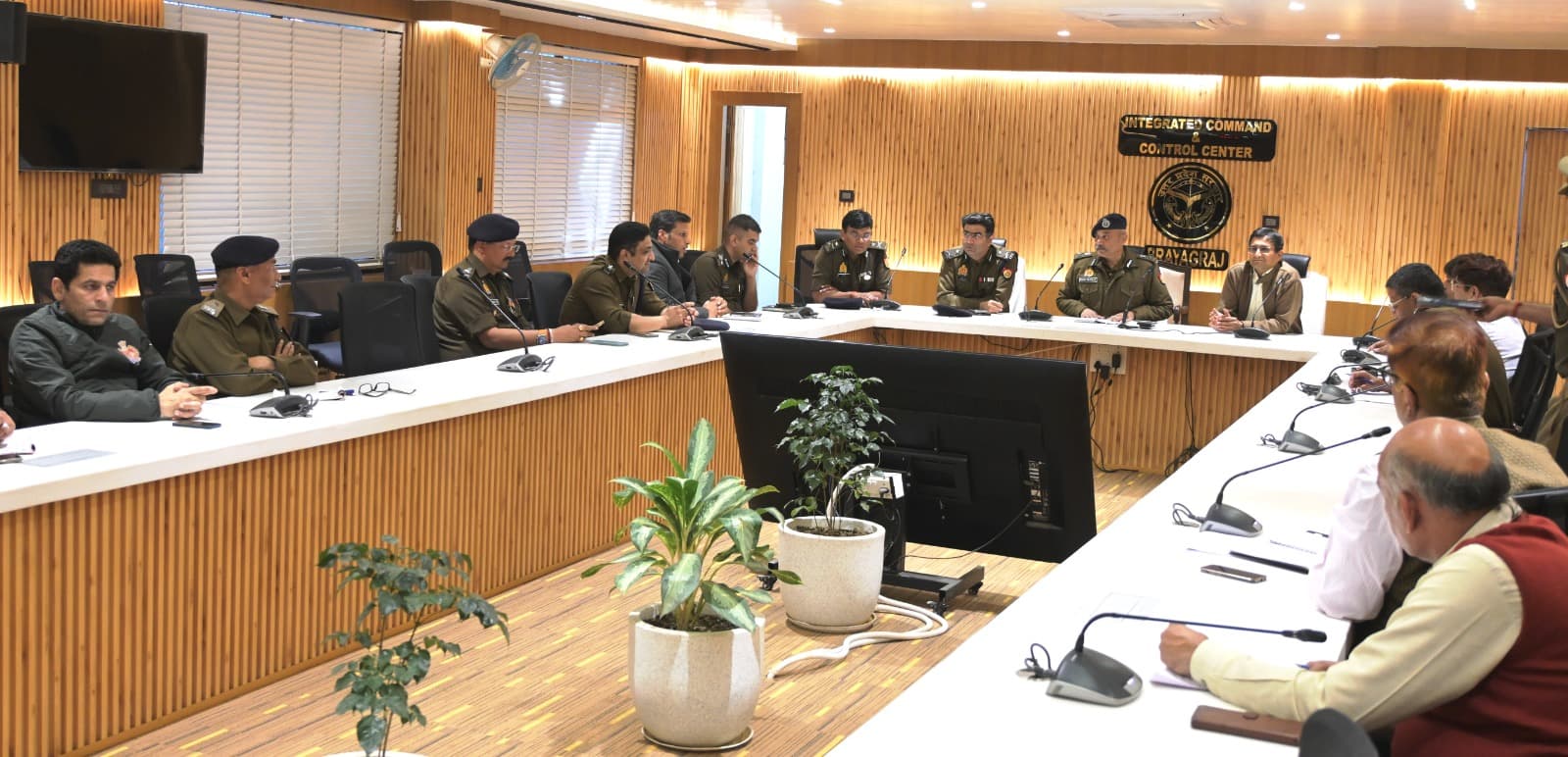 प्रयागराज : महाकुंभ मेला क्षेत्र स्थित ICCC में आगामी स्नान पर्व माघी पूर्णिमा एवं श्रद्धालुओं के सकुशल स्नान के दृष्टिगत, यातायात व्यवस्था, पार्किंग स्थल के सम्बंध में गोष्ठी की गई।