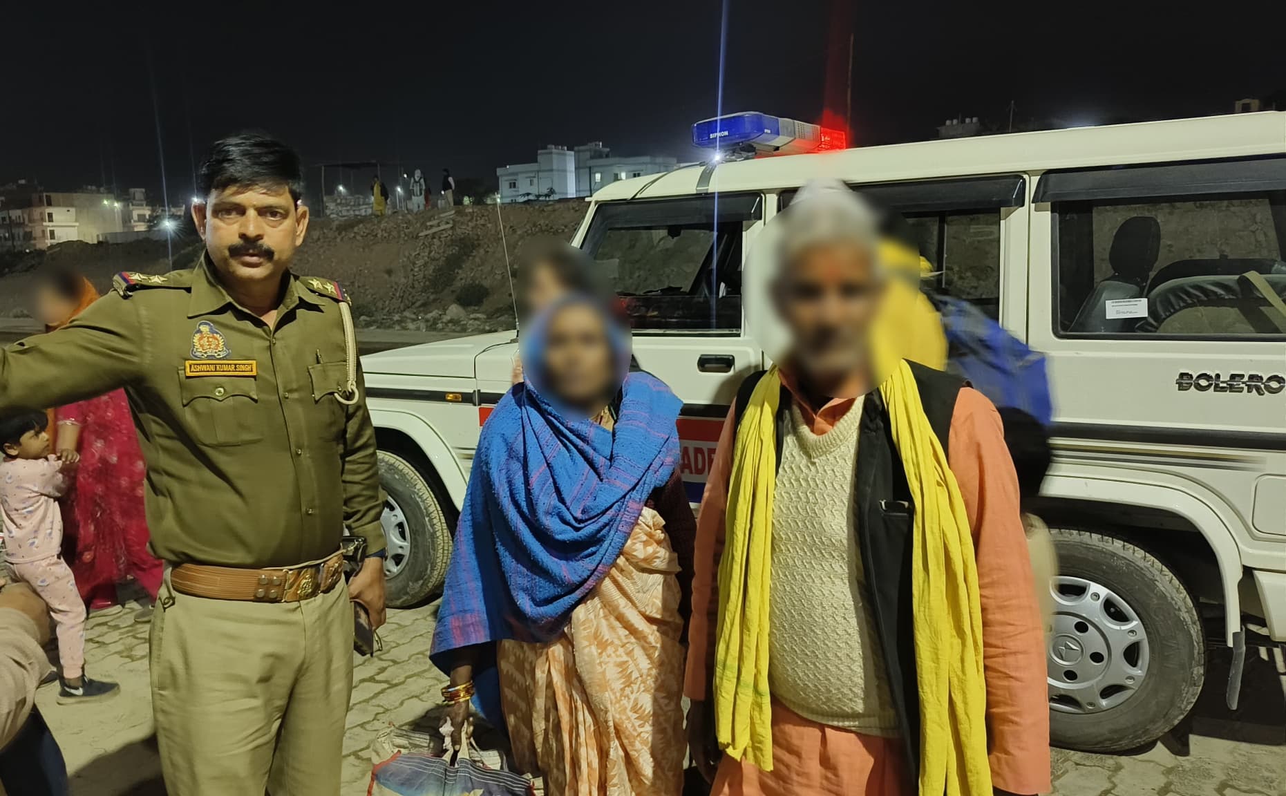 प्रयागराज : महाकुम्भ मेला-2025 में स्नान करने आयी महिला के अपने परिजनों से विछड़ने पर थाना फाफामऊ पुलिस टीम द्वारा त्वरित कार्यवाही करते हुए बिछड़े हुए महिला को परिजनों को सुपुर्द किया गया ।