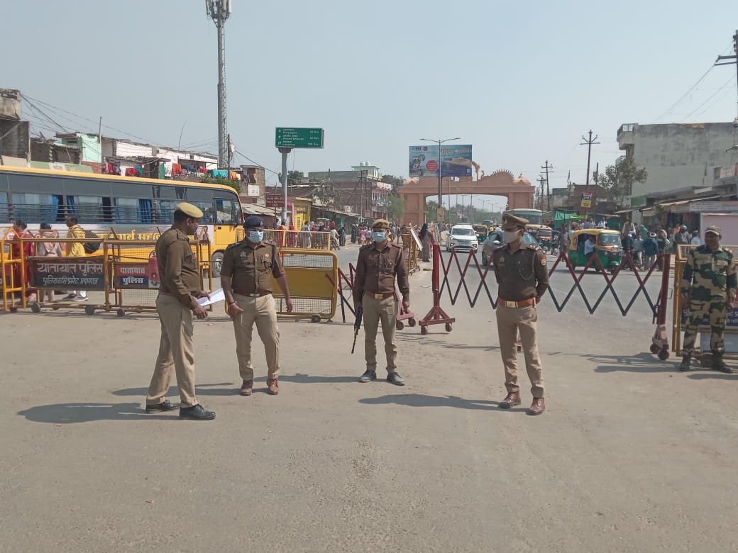 प्रयागराज: नो पार्किंग में खड़े वाहनों को निर्देशित कर क्रेन से हटवाया गया तथा आवश्यक कार्यवाही की गई