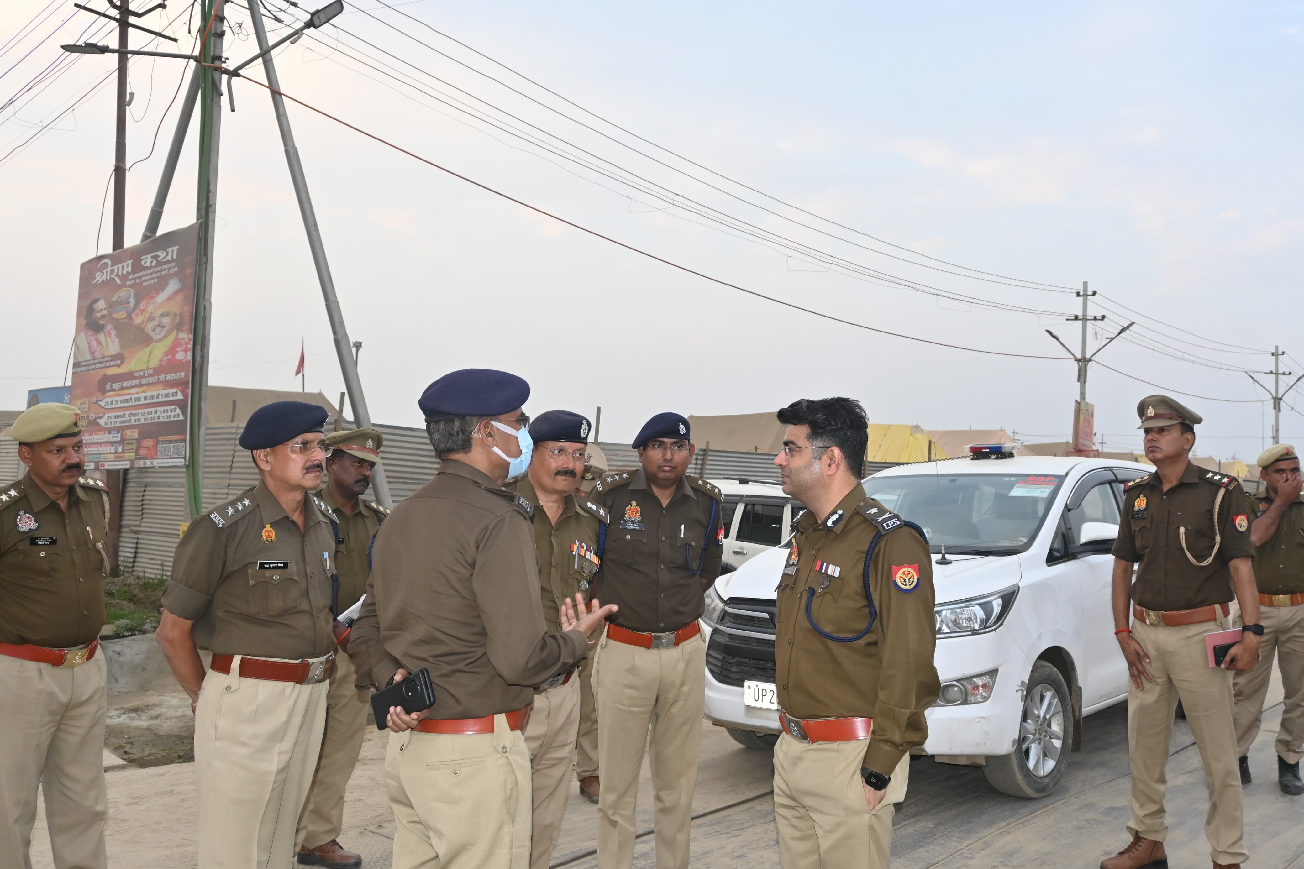 प्रयागराज : महाकुंभ में श्रद्धालुओं की बढ़ती भीड़ पर पुलिस आयुक्त ने सुरक्षा और यातायात का किया गहन निरीक्षण