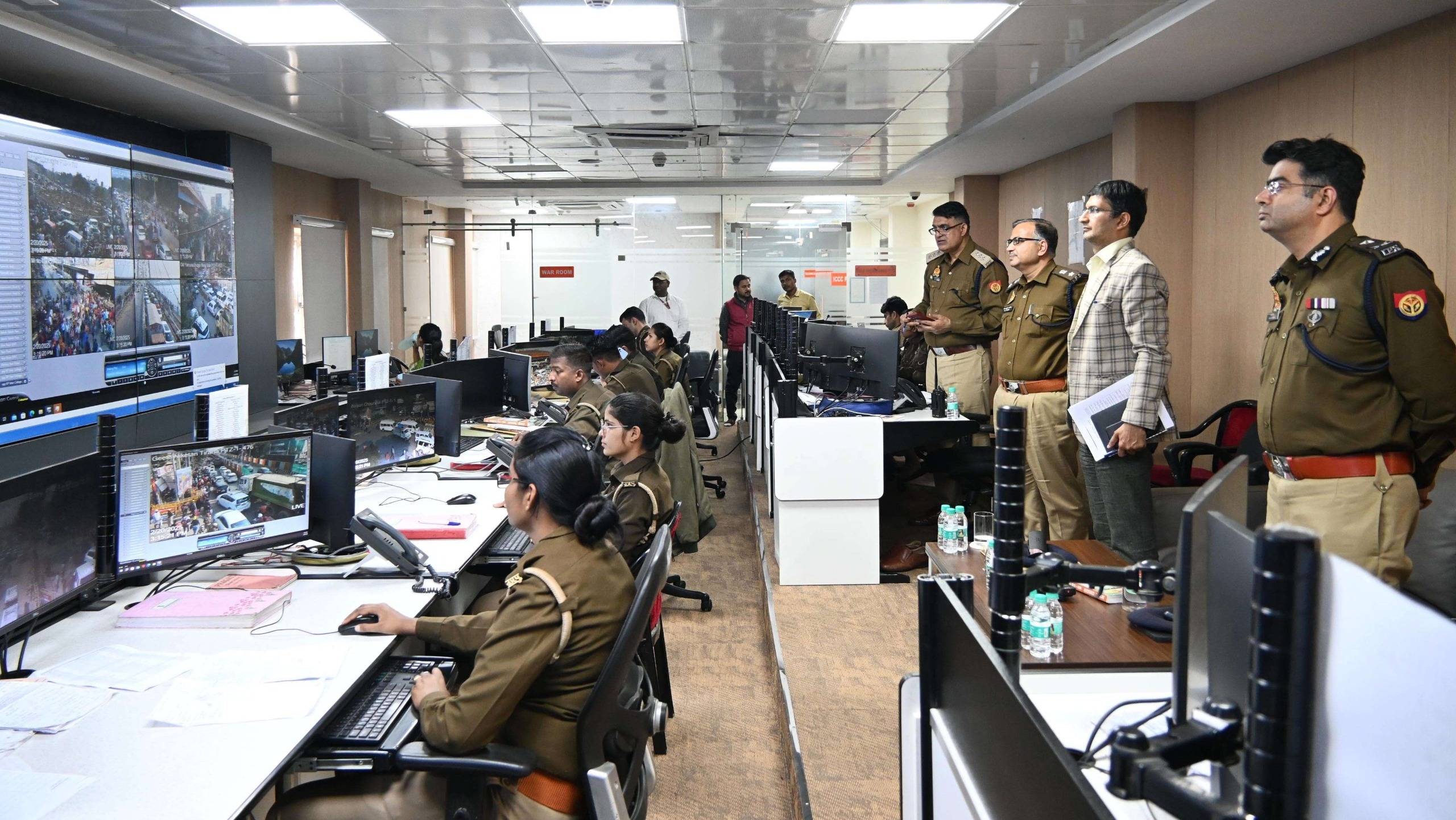 प्रयागराज महाकुम्भ-2025 के यातायात व्यवस्था का निरीक्षण कर सर्वसम्बन्धित को आवश्यक दिशा-निर्देश दिये गये।