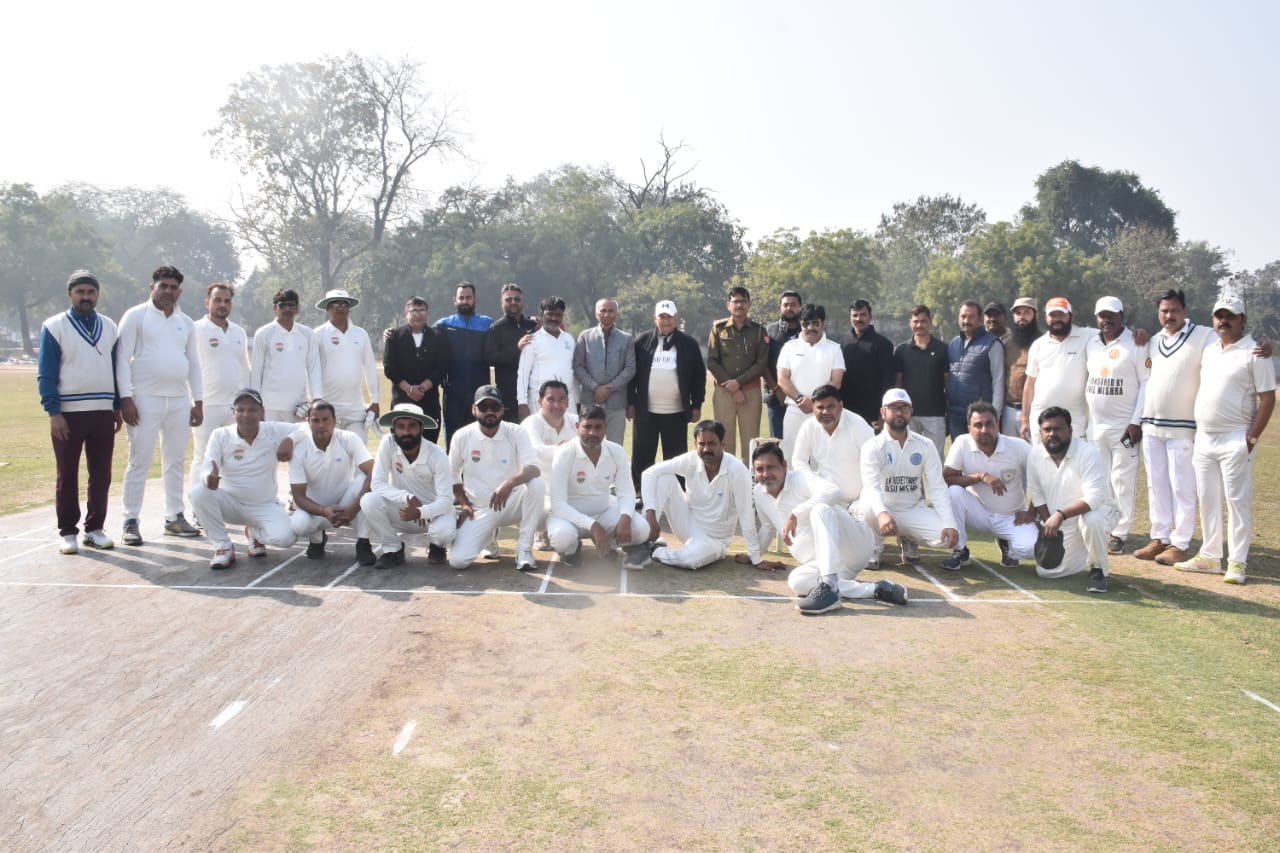 डिस्ट्रिक्ट वेटरन्स क्रिकेट एसोसिएशन बांदा के तत्वाधान में पुलिसलाइन ग्राउंड में क्रिकेट मैच