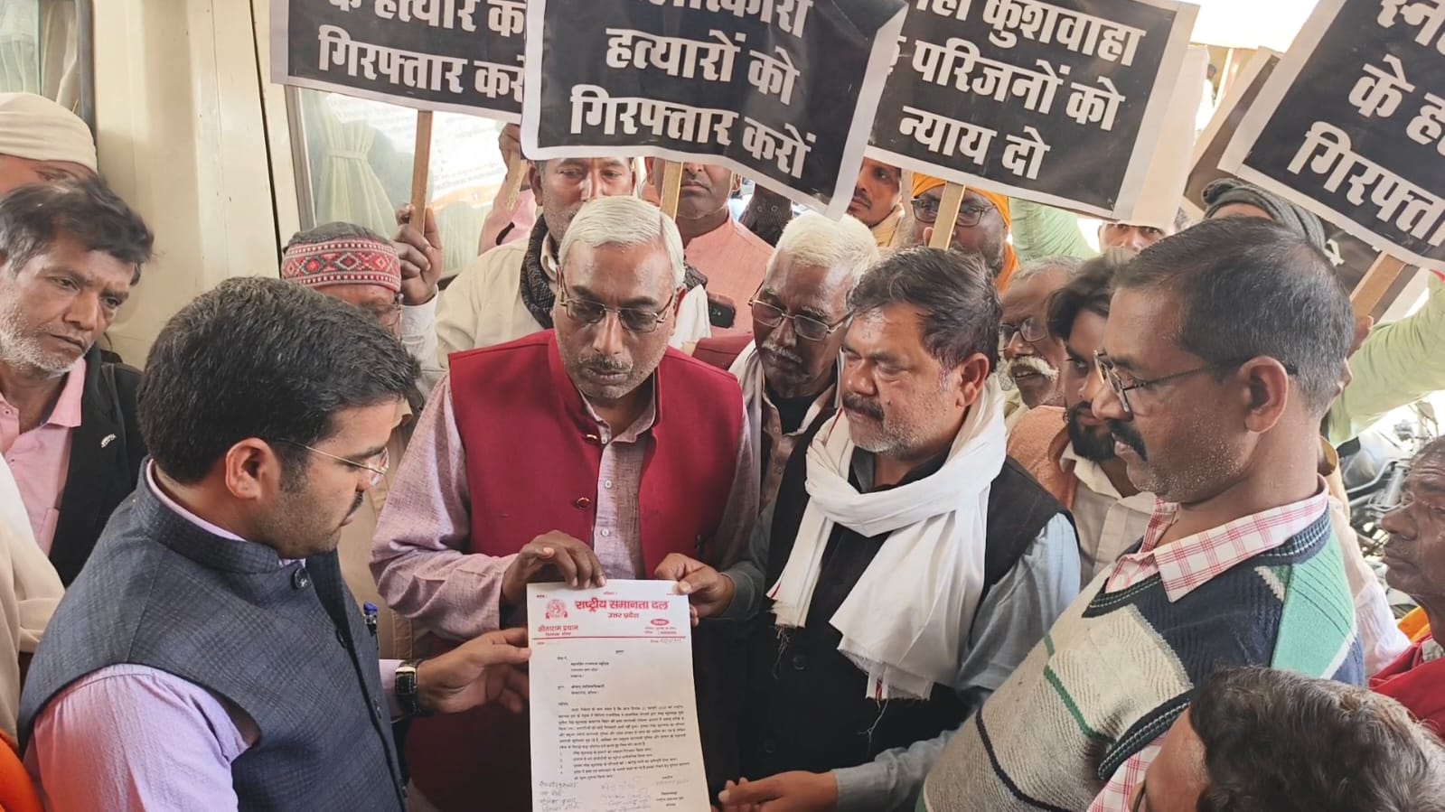बलिया: स्नेहा कुशवाहा हत्याकांड को लेकर राष्ट्रीय समानता दल ने दिया ज्ञापन ?