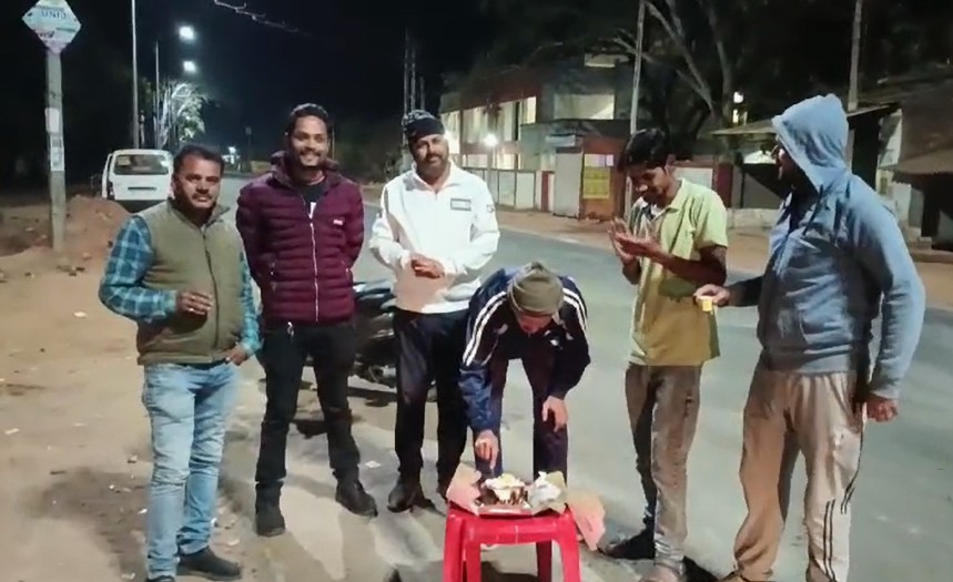 उमरिया/ मध्य प्रदेश : क्रिकेट में भारत की जीत पर बिरसामुंडा चौराहे पर केक काटकर मनाया गया जश्न