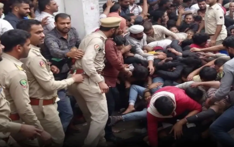 भारत-इंग्लैंड मैच से स्टेडियम के बाहर मची भगदड़, 10 लोग बेहोश ?