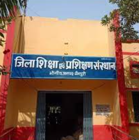 मैनपुरी के भोगांव जिला शिक्षण एवं प्रशिक्षण संस्थान में गतिमान उच्च प्राथमिक विद्यालयों के शिक्षकों को ट्रेनर कमल पाण्डेय द्वारा स्ट्रेक्चर ऑफ सेंटेंस पर चर्चा की