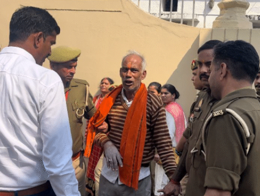लखनऊ : विधानसभा के सामने दंपती ने किया आत्मदाह का प्रयास, पुलिस ने रोका