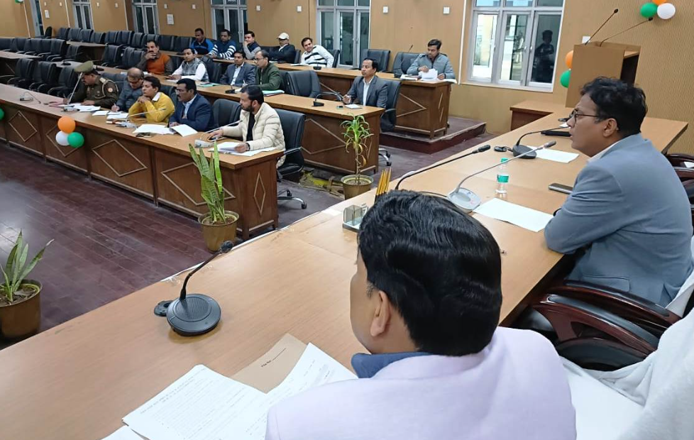 मैनपुरी में सड़क सुरक्षा पर डीएम की सख्ती, दुर्घटनाओं में बढ़ोतरी पर जताई नाराजगी