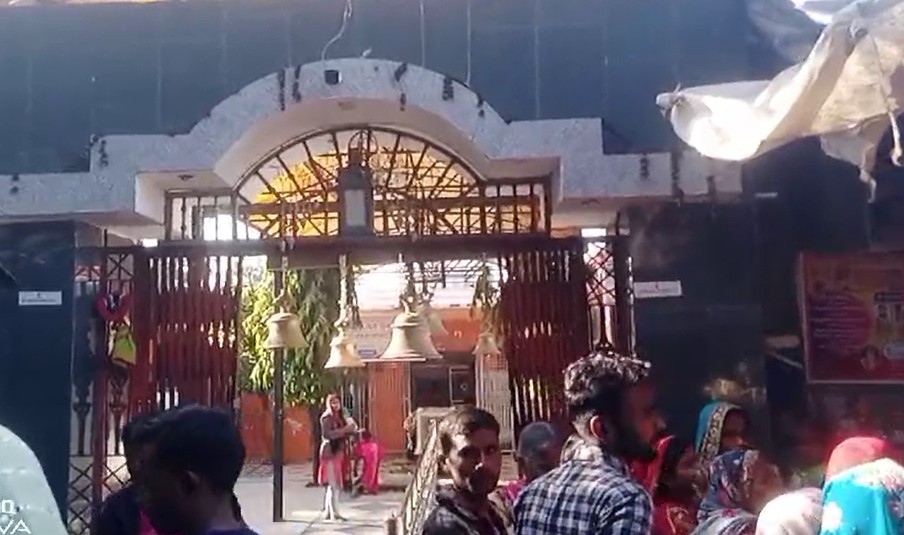 गोला गोकर्णनाथ : हजारो शिव भक्तों ने किये बाबा टेढ़ेनाथ शिव मंदिर के दर्शन