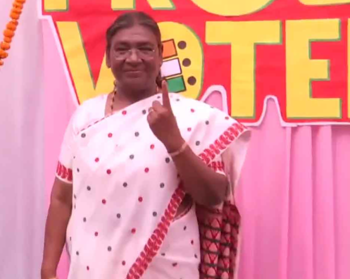 दिल्ली की सभी 70 सीटों पर वोटिंग जारी: राष्ट्रपति द्रौपदी मुर्मू ने डाला वोट, सिसोदिया बोले, 'शिक्षा की क्रांति जीतेगी'