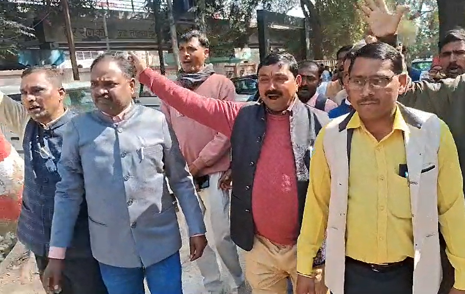 रायबरेली में लालगंज सीएचसी डॉक्टरों की क्रूरता से परेशान पत्रकारों ने पुलिस अधीक्षक व जिला अधिकारी को सौंपा ज्ञापन ?