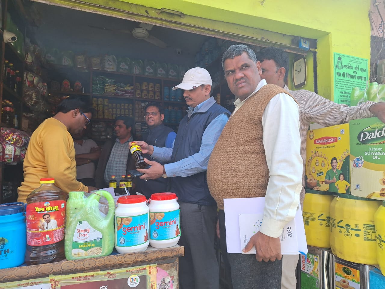फर्रुखाबाद:आगामी होली पर्व के दृष्टिगत एफएसडीए द्वारा छापामार कार्यवाही कर जांच हेतु नमूने संग्रह किये 60 किलोग्राम सरसों का तेल सीज किया।