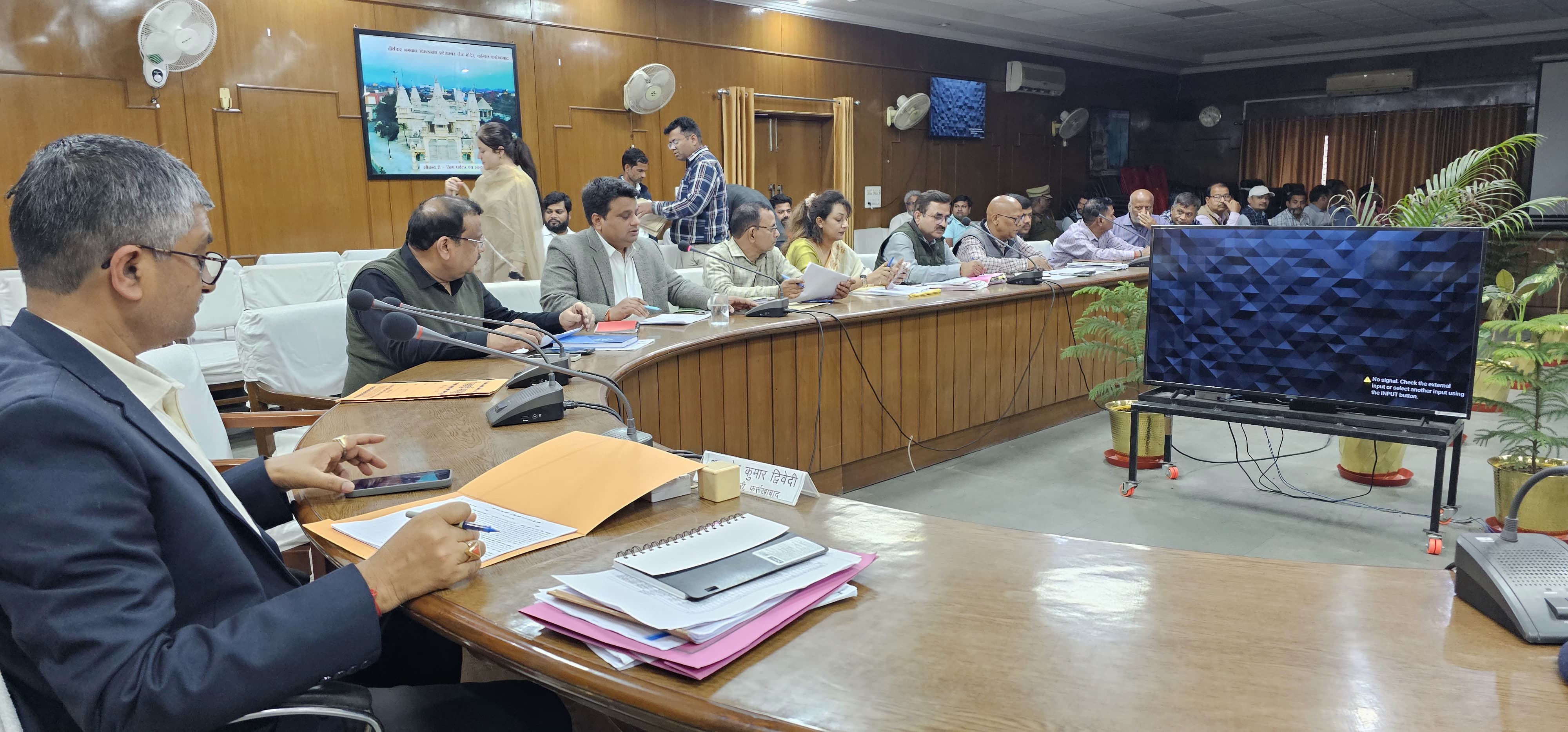 फर्रुखाबाद:जिलाधिकारी की अध्यक्षता में शहर में ई रिक्शा संचालन हेतु 23 रुट निर्धारित किये गये