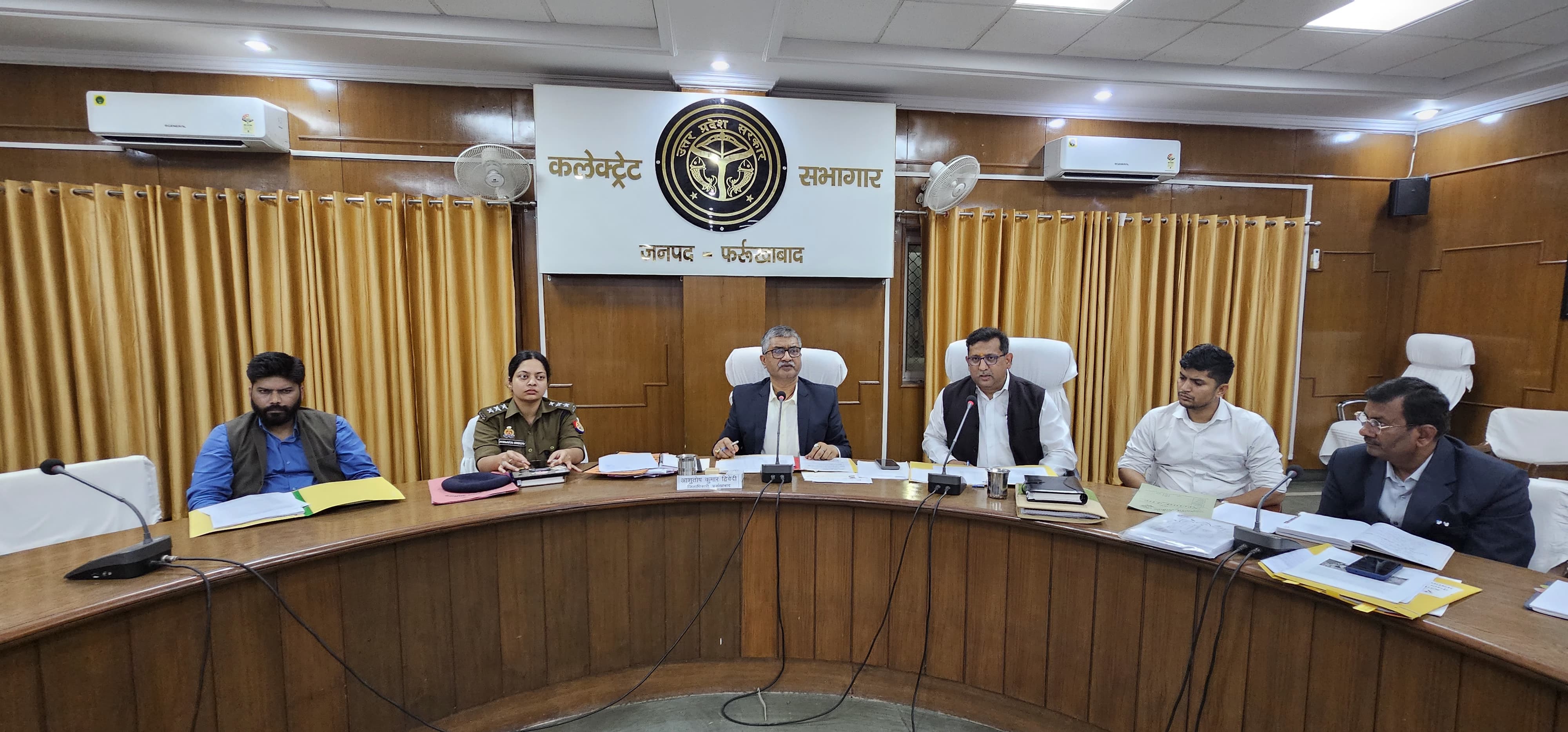 फर्रुखाबाद:जिलाधिकारी की अध्यक्षता में गौशाला आश्रय स्थलों की व्यवस्थाओं के संबंध में बैठक हुई।