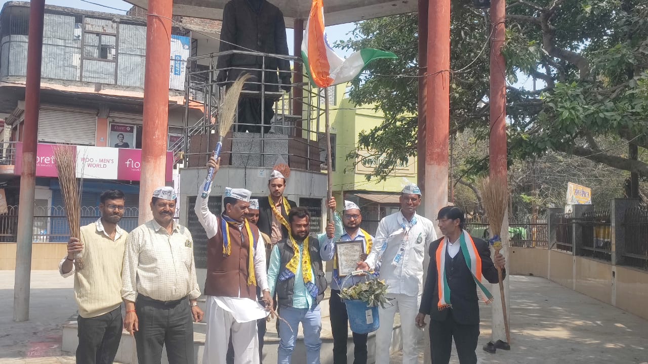 फर्रुखाबाद: डॉ राममनोहर लोहिया स्मारक पर आम आदमी पार्टी के पदाधिकारियों एव बालन्टियर्स ने सफाई अभियान चलाया।