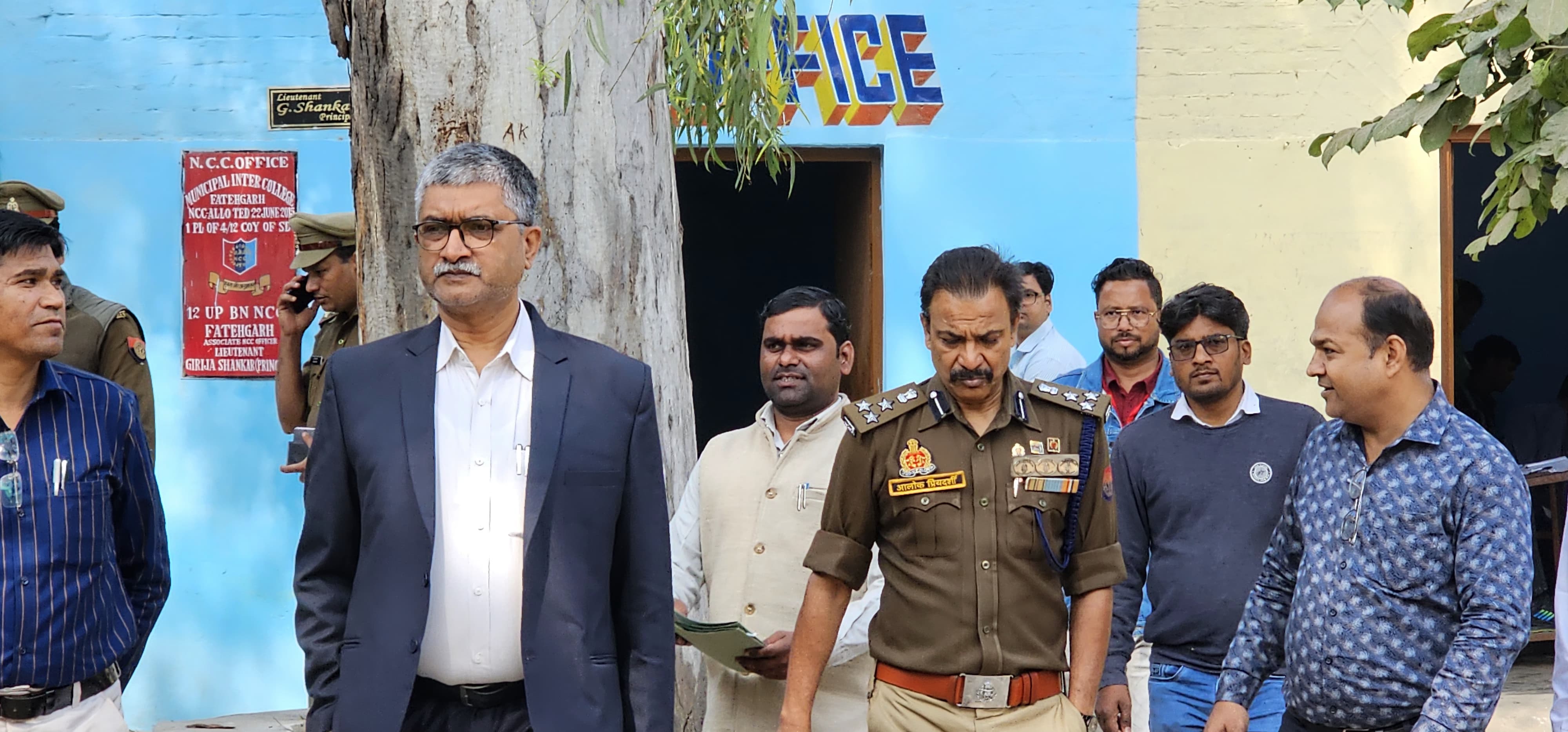 फर्रुखाबाद:डीएम ब एसपी ने राजकीय इंटर कालेज में माध्यमिक शिक्षा परिषद की परीक्षा केंद्रों का किया निरीक्षण।
