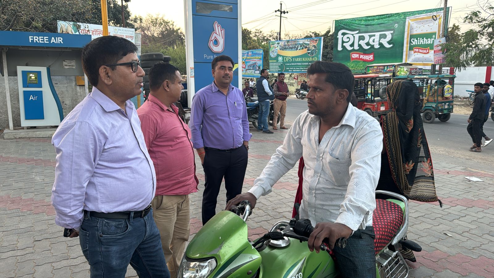फर्रुखाबाद:बिना हेलमेट पेट्रोल लेते हुए 25 के चालान,परिवहन विभाग एवं पूर्ति विभाग की संयुक्त छापेमारी।