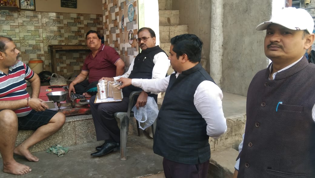 फर्रुखाबाद:होली पर्व के दृष्टिगत एफएसडीए द्वारा छापामार कार्यवाही कर जांच हेतु नमूने संग्रह किये।