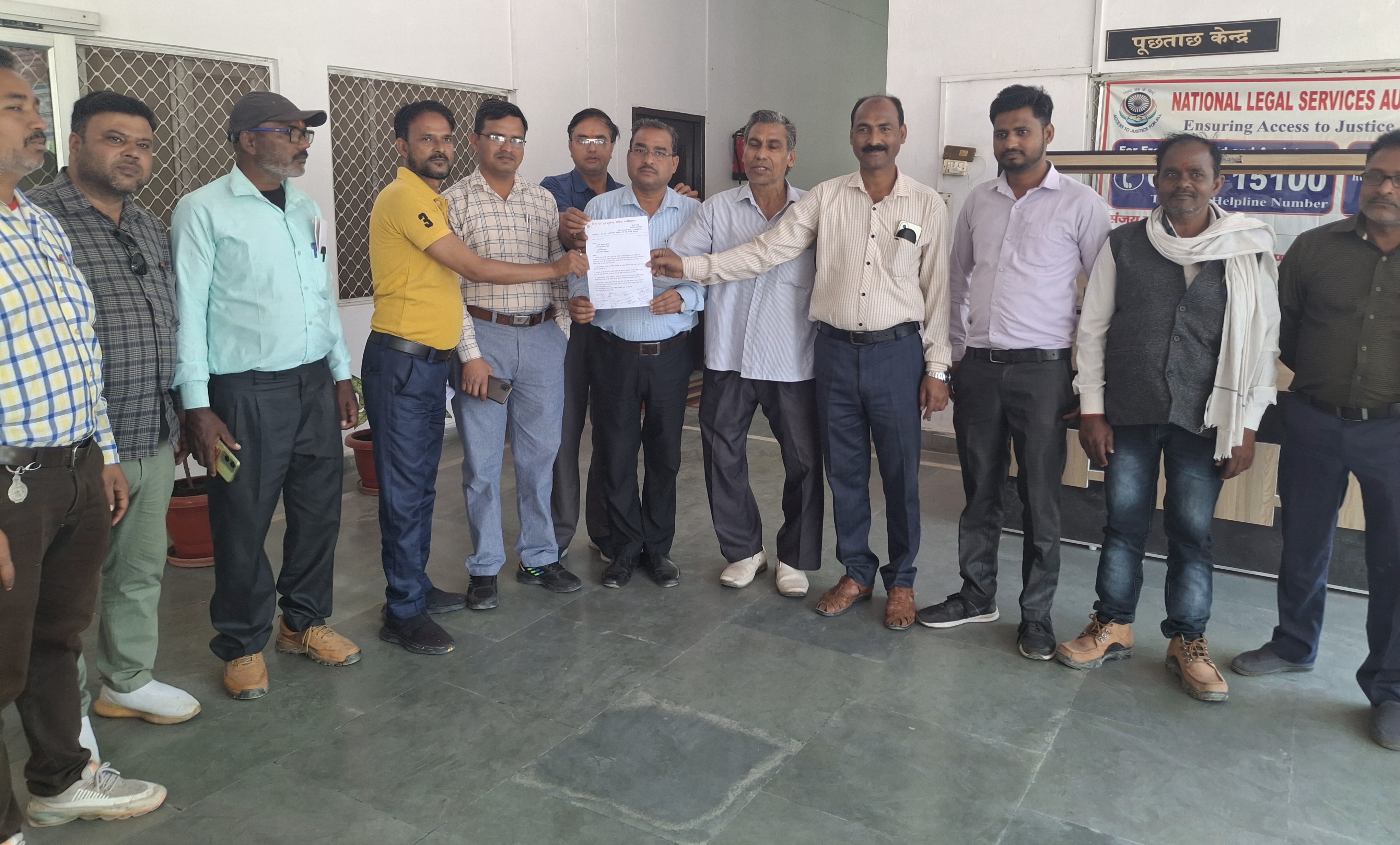 फर्रुखाबाद:प्रिंट एवं इलेक्ट्रॉनिक मीडिया एसोसिएशन ने पत्रकार राघवेंद्र वाजपेई की हत्या को लेकर जिलाधिकारी को सौपा ज्ञापन।