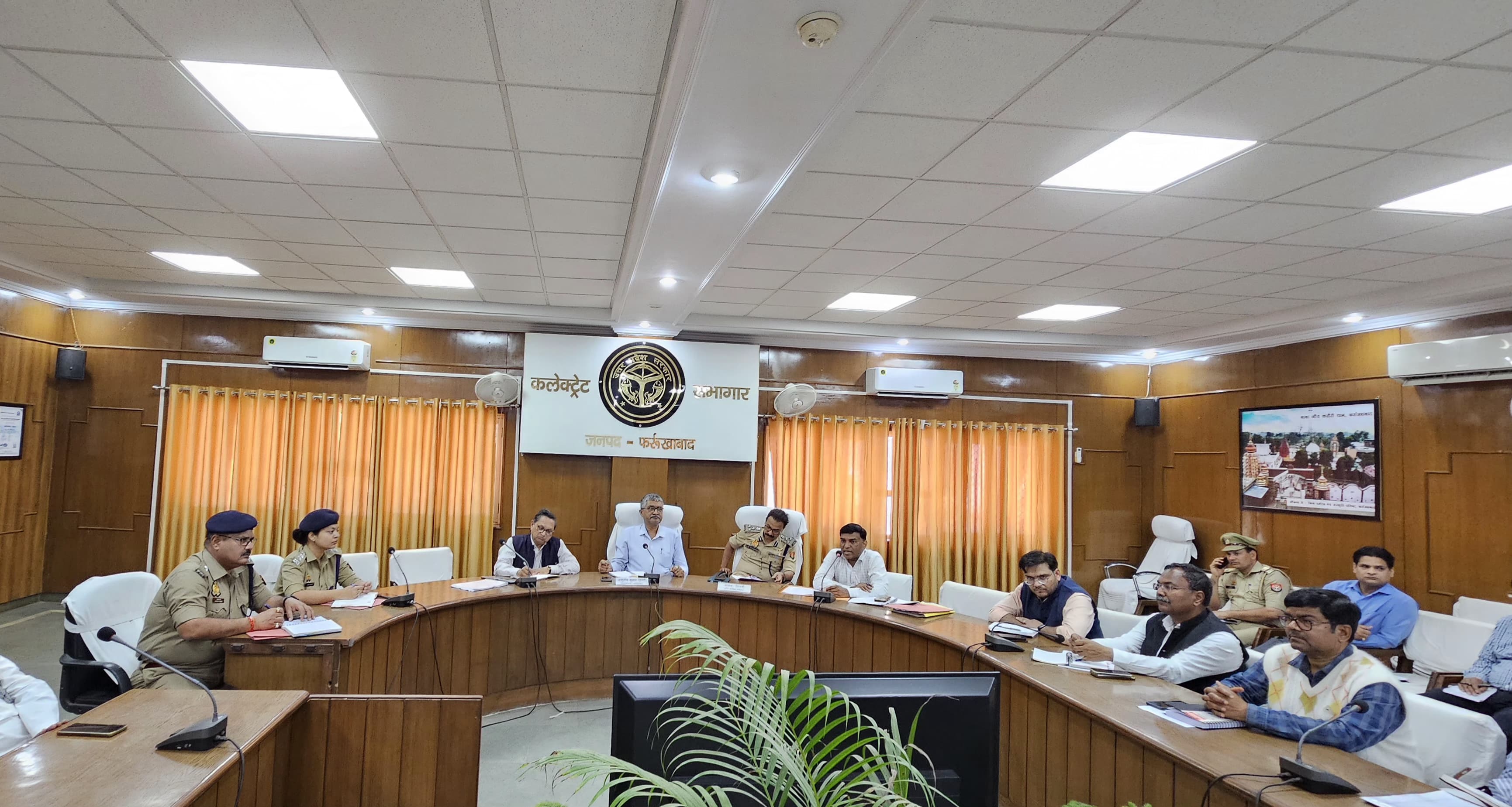 फर्रुखाबाद:डीएम की अध्यक्षता व एसपी की उपस्थिति में आने बाले त्यौहार के मद्देनजर जिला स्तरीय शांति समिति की बैठक की सम्पन्न हुई