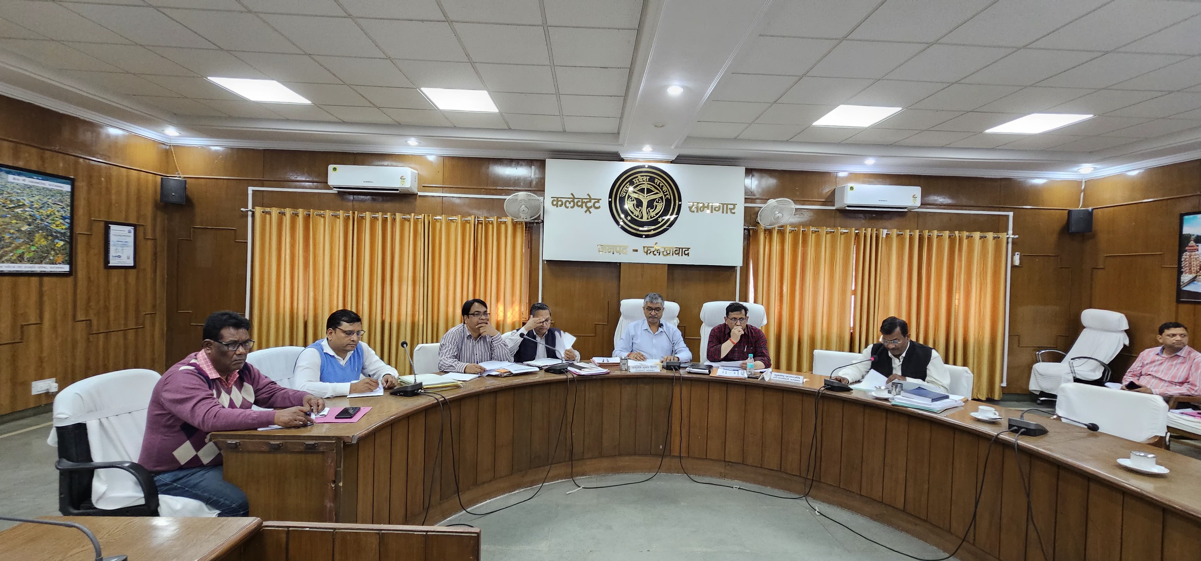 फर्रुखाबाद:जनपद में चल रहे कार्यो की धीमी गति व खराब गुडवत्ता पर जताई नाराजगी व गुडवत्ता सही करने एवं कार्यो को तेजी से पूर्ण कराने के निर्देश