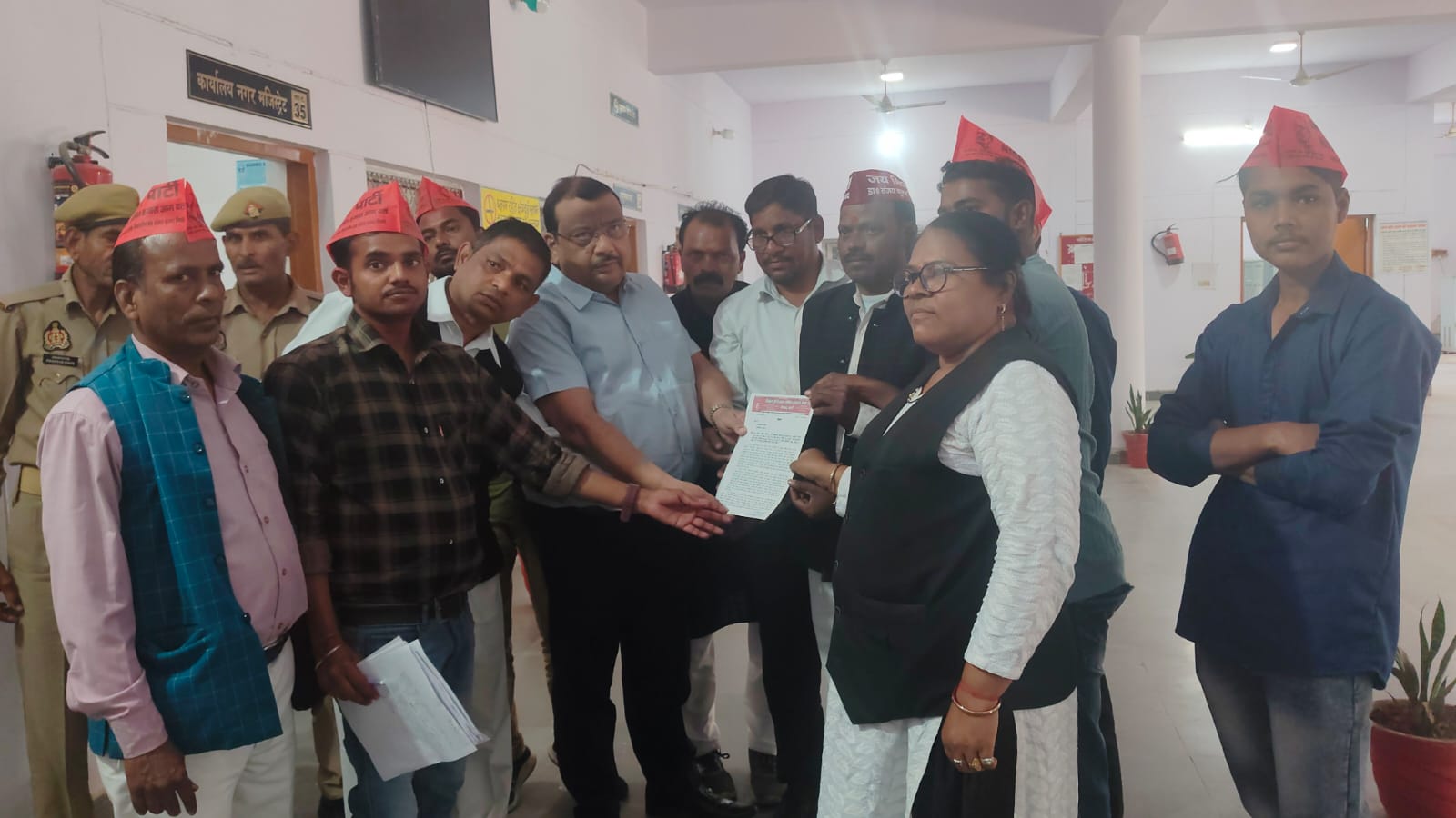 फर्रुखाबाद: निषाद पार्टी ने पूर्व सांसद वीरांगना फूलन देवी पर अभद्र टिप्पणी पर एफआईआर दर्ज कर कार्रवाई की मांग।