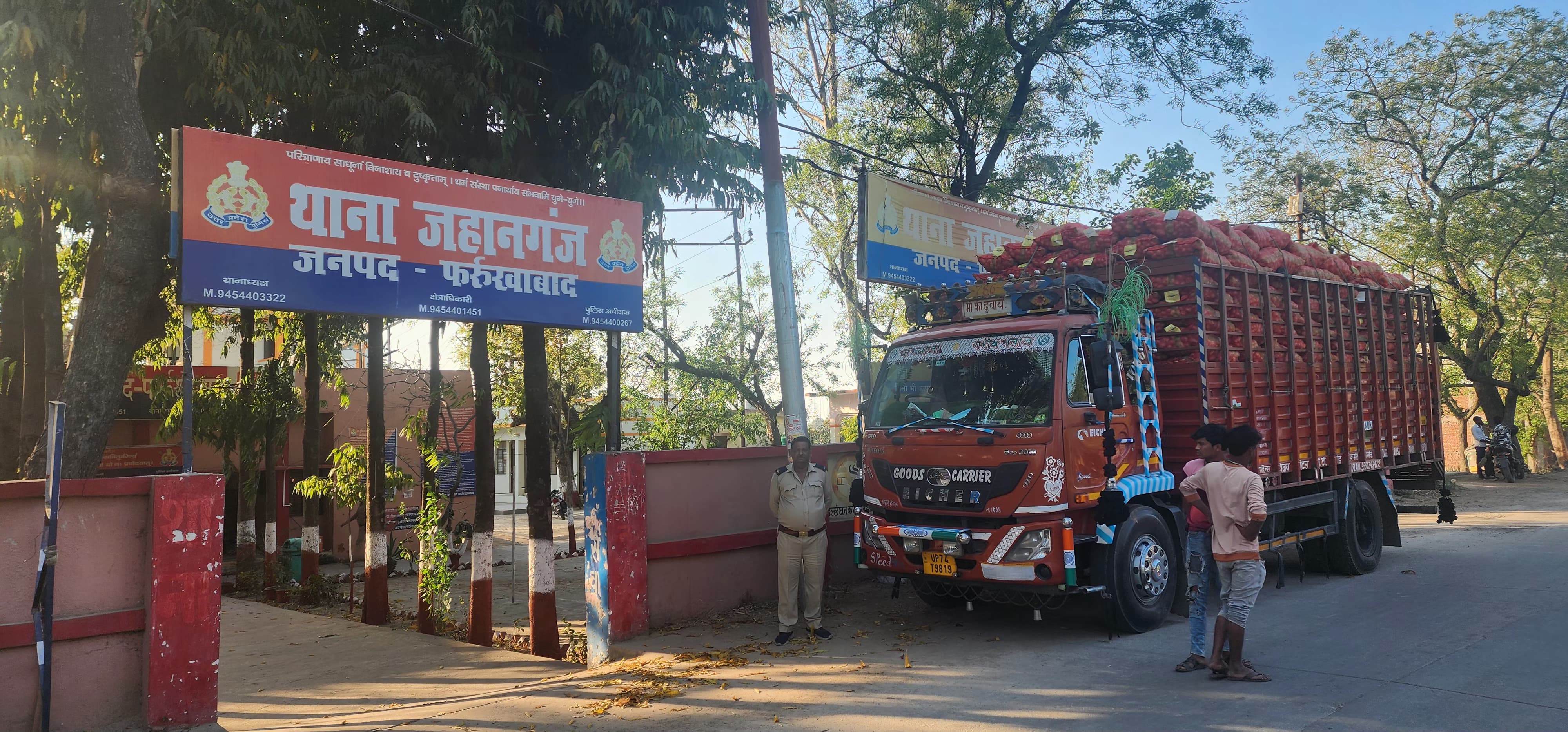 फर्रुखाबाद: आलू से भरा ओवरलोड ट्रक सीज,11 अन्य वाहन बिना फिटनेस संचालन में सीज।