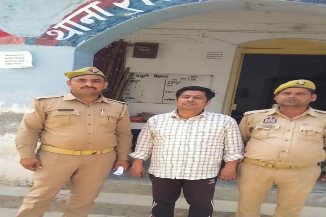फर्रुखाबाद:थाना राजेपुर पुलिस ने एक वांछित अभियुक्त को तमंचा व कारतूस सहित किया गिरफ्तार।